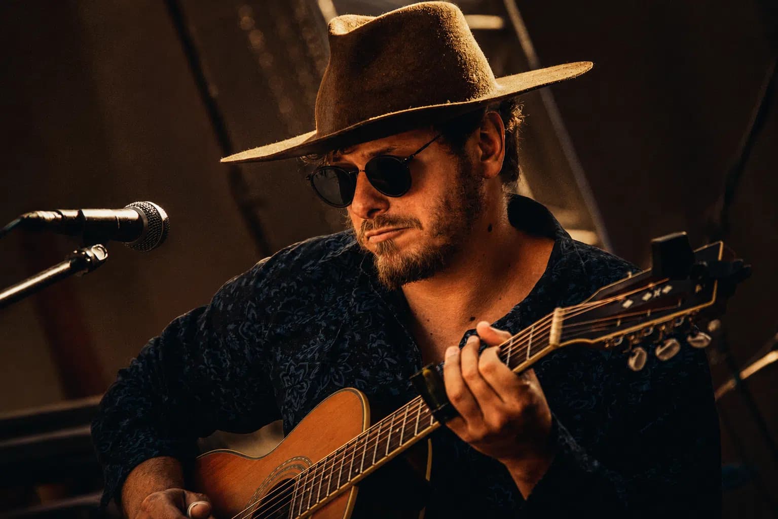 Pedro Friedrich tocando violao